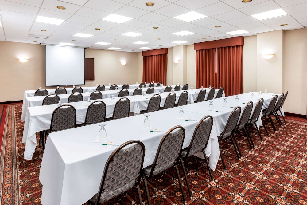 La Quinta Inn Suites Madison American Center 34/38