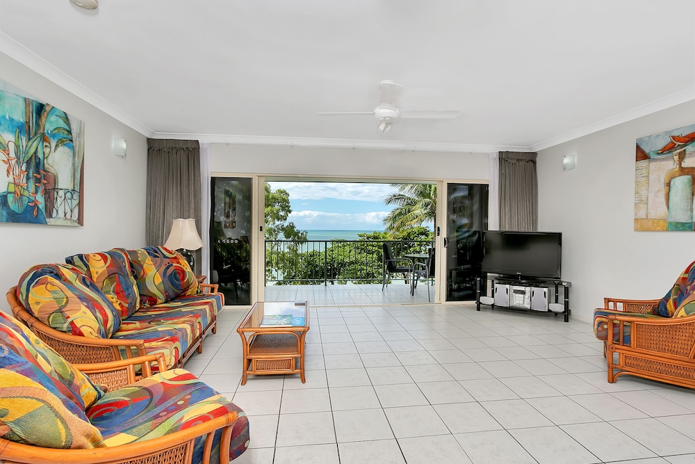 Beachfront Apartments On Trinity Beach 15/50