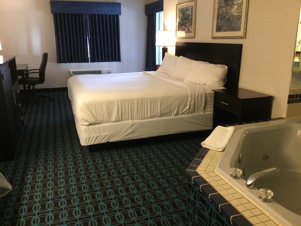 Baymont By Wyndham Howell Brighton 11/29