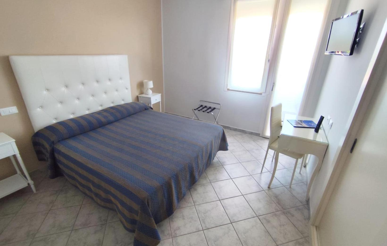 Room, Double or Twin Bed, Lateral Side Sea View