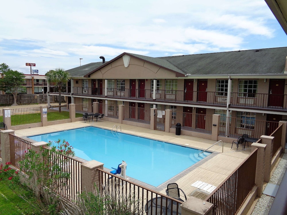 Super 8 By Wyndham Gulfport Near Biloxi 6/57