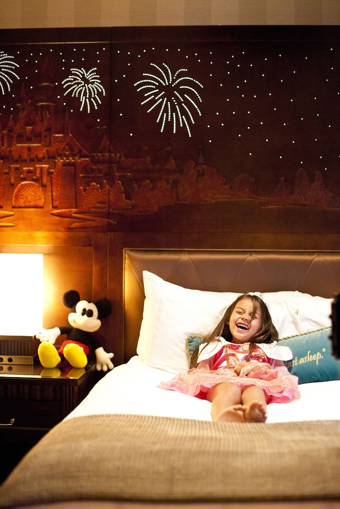 Disneyland Hotel 48/70