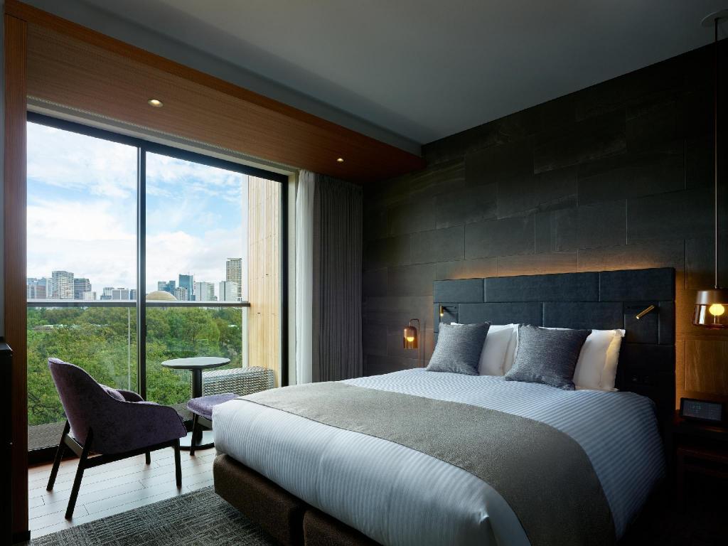 Moderate, Queen Bed