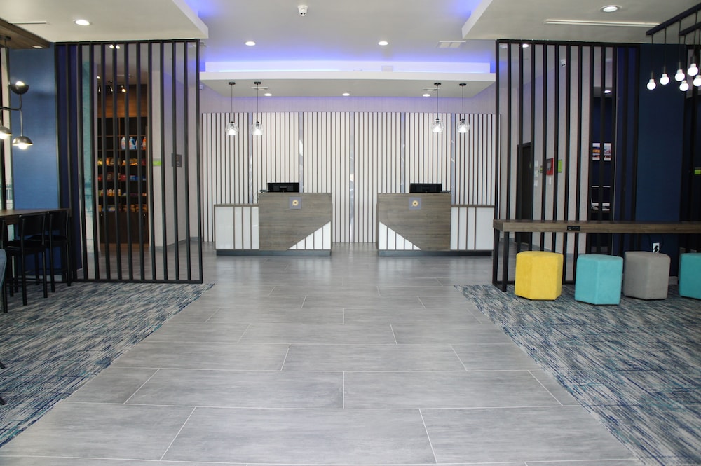 La Quinta Inn & Suites by Wyndham Galveston West Seawall 7/48