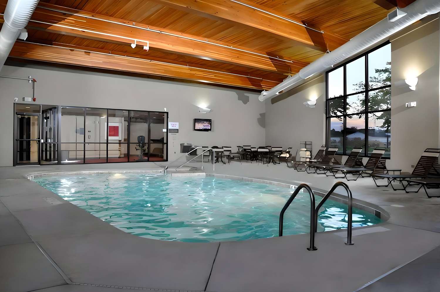 Comfort Suites Milwaukee West 6/9