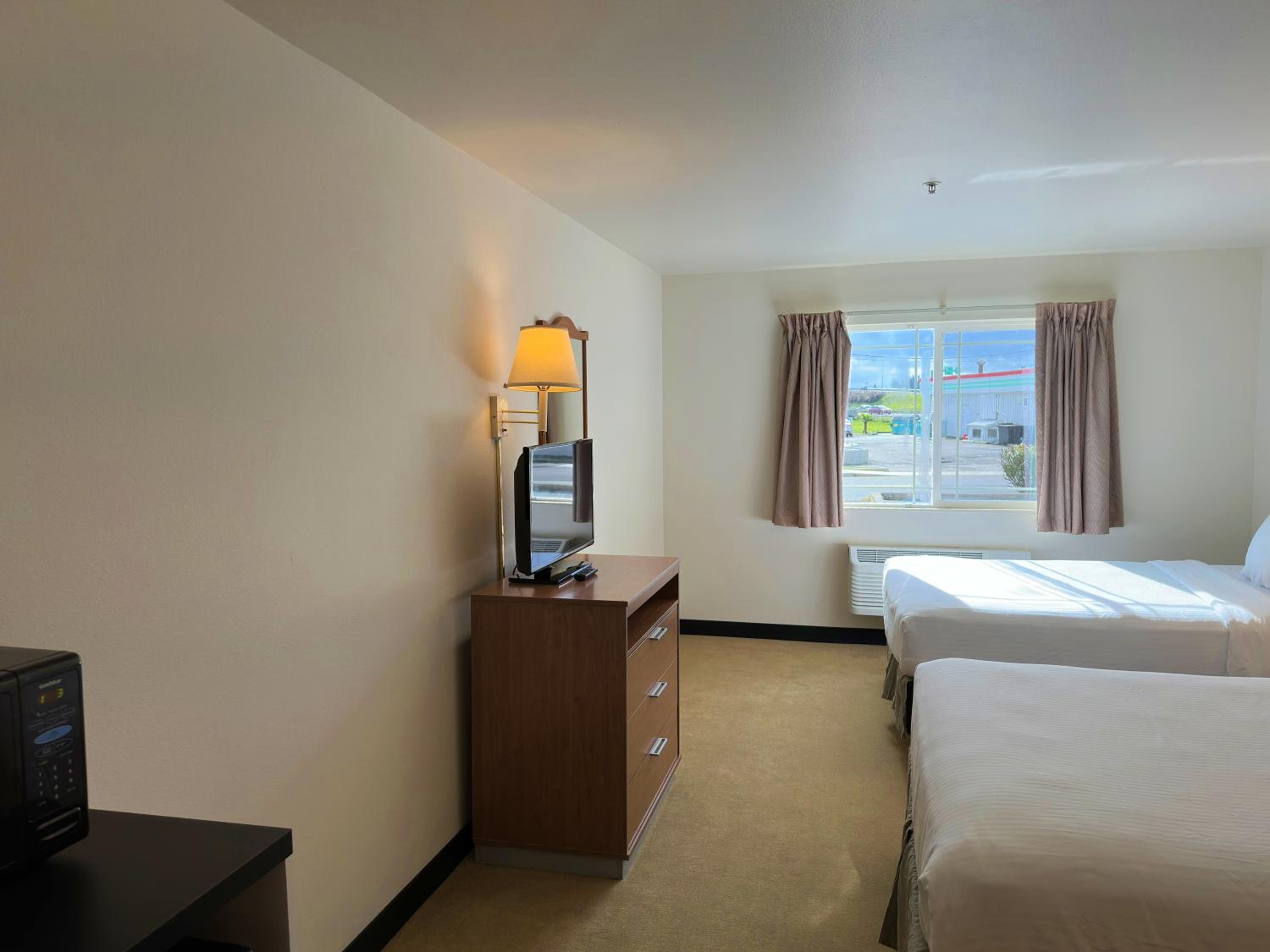 Room, 2 Queen Beds, Peppermill Empress Inn 2/9