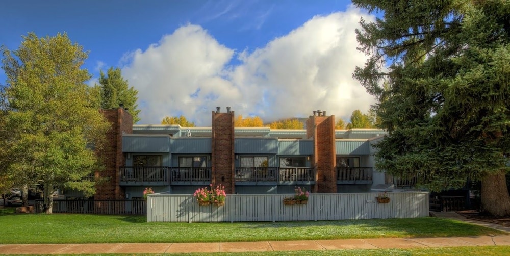 Shadow Mountain Lodge 6/68