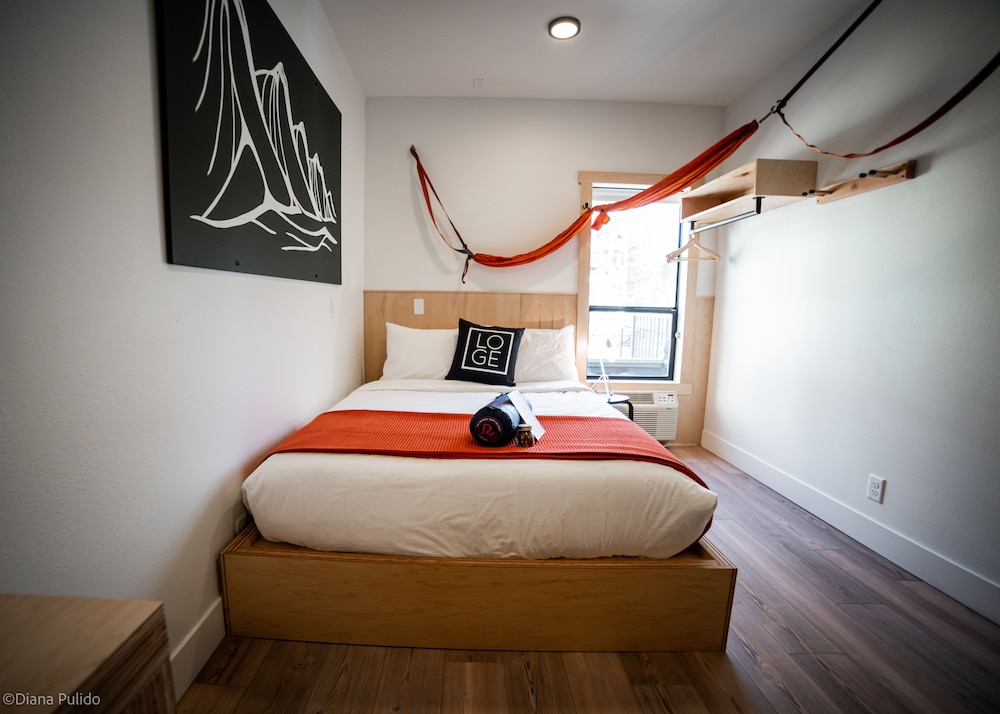 Downtown, Single, Queen Bed, Shared Bathroom, Accessible