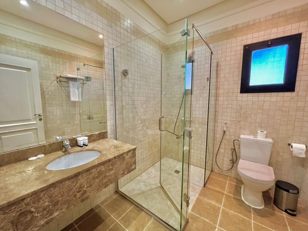 كورنيش لورين سويتس(Loren Suites Corniche) 47/50