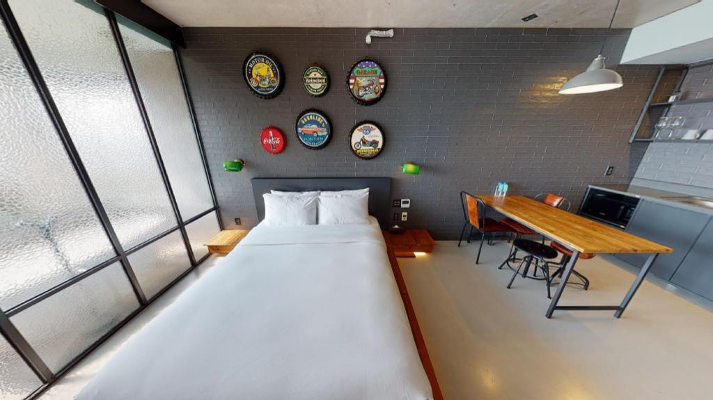 Super, Queen Bed