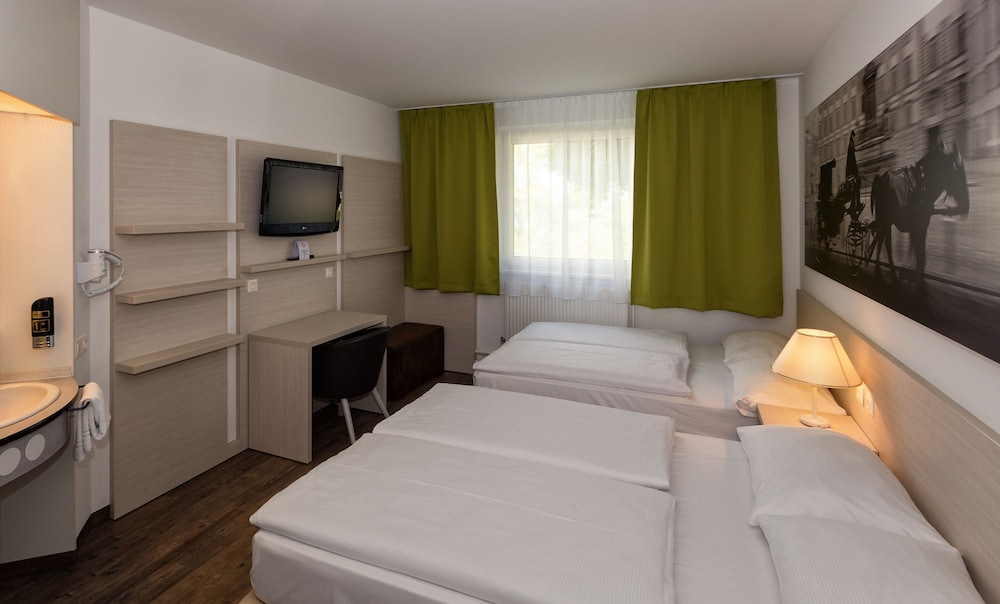 Life Hotel 8/37