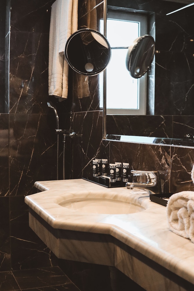 Athenian Riviera Hotel & Suites 55/72