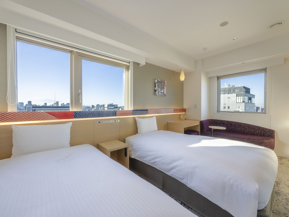 ROOM, TWIN BEDS