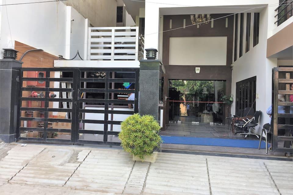 Oyo Rooms Mall Road Cantonment 2/46