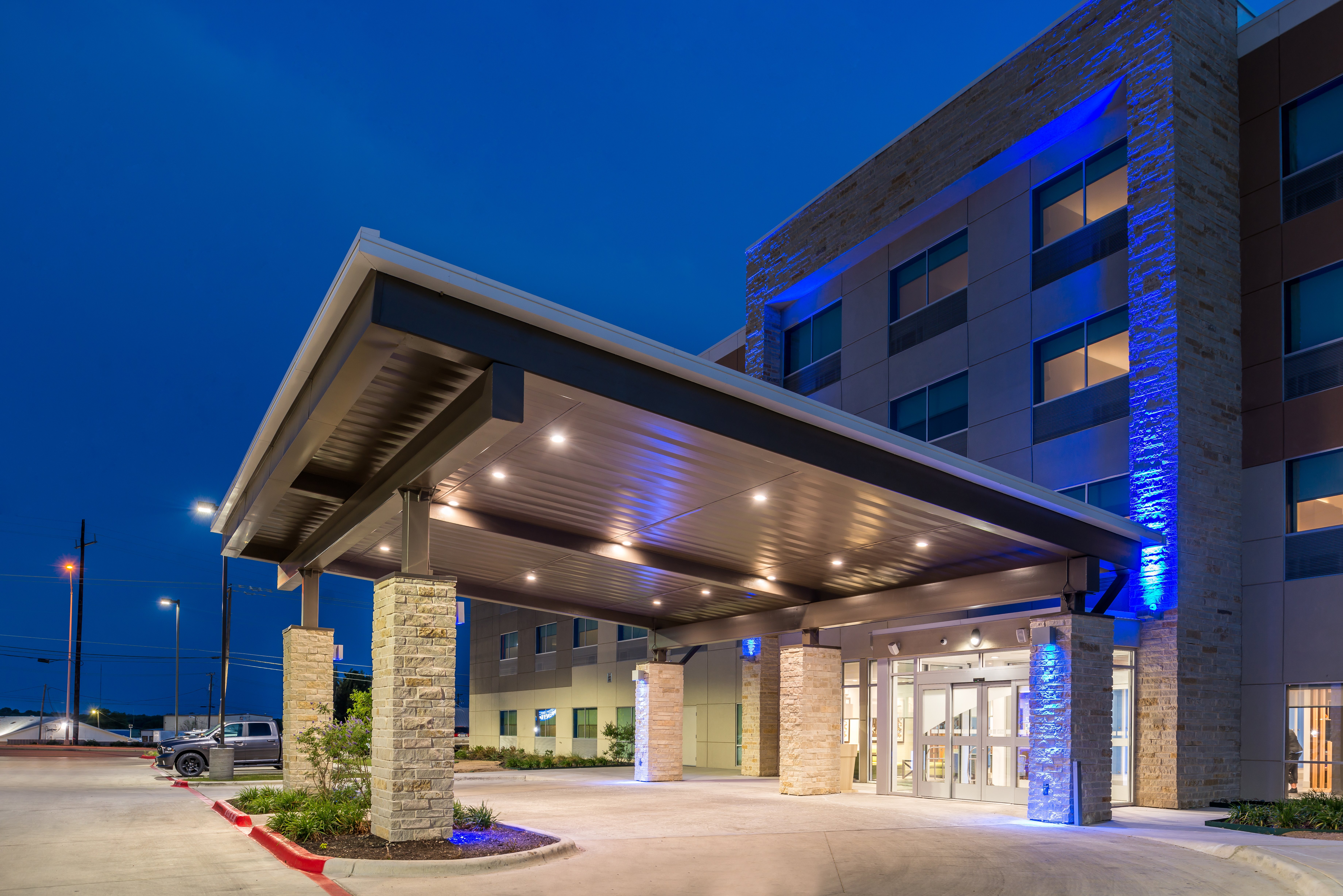 HOLIDAY INN EXPRESS EARLY 1/34