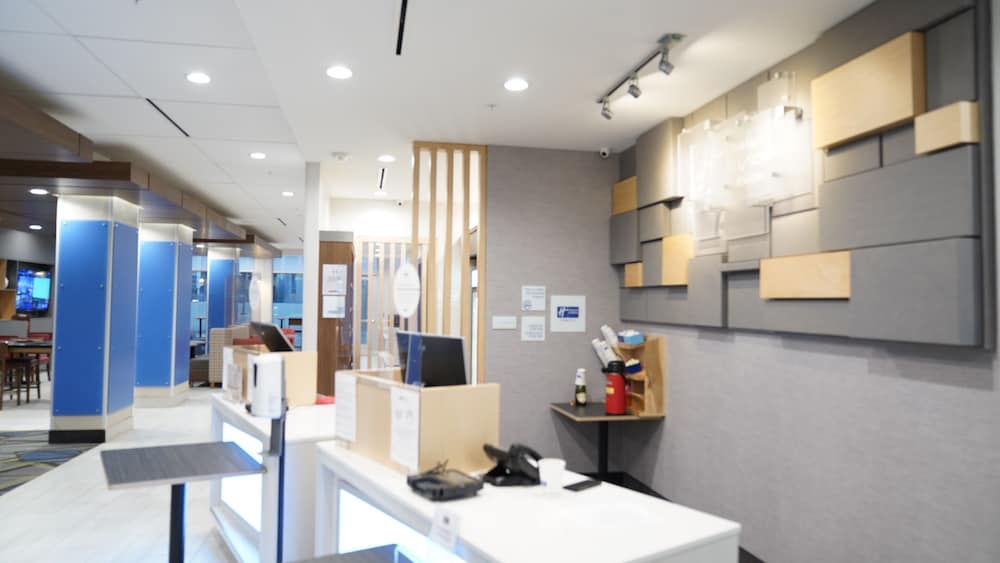 Holiday Inn Express & Suites Dallas Market Center – Love Fi 5/57