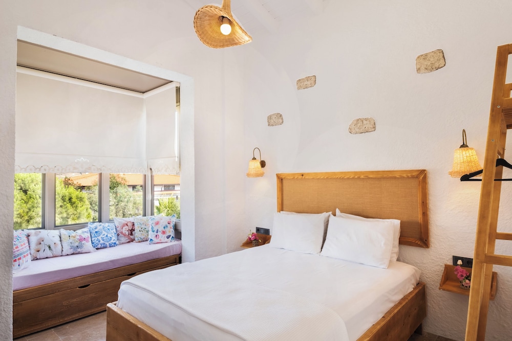 Armel Alacati (+12 Adult Only) 9/46