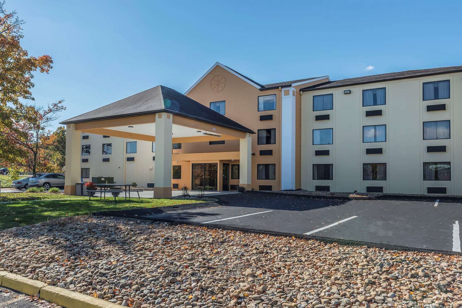 Quality Inn & Suites Pittsburgh Harmarville 15/17