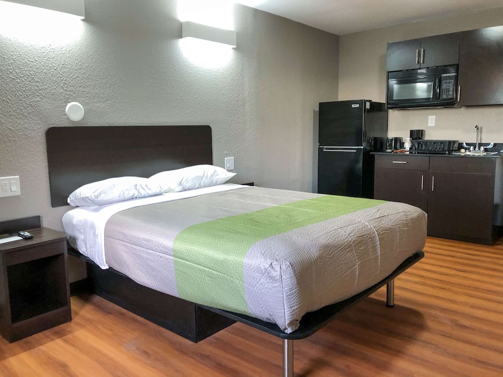 DELUXE, QUEEN BED, KITCHENETTE
