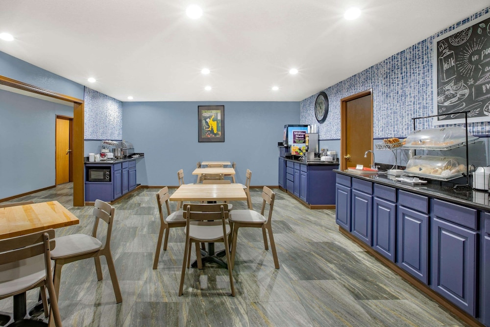 AmericInn by Wyndham Pella 33/43