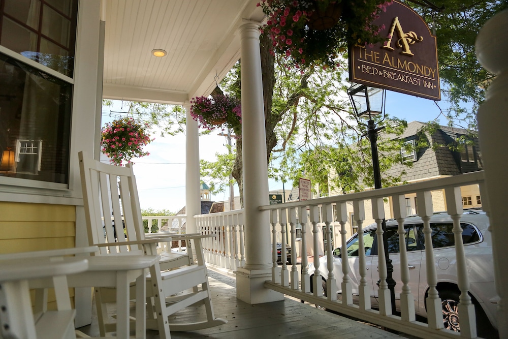 Almondy Inn 65/77