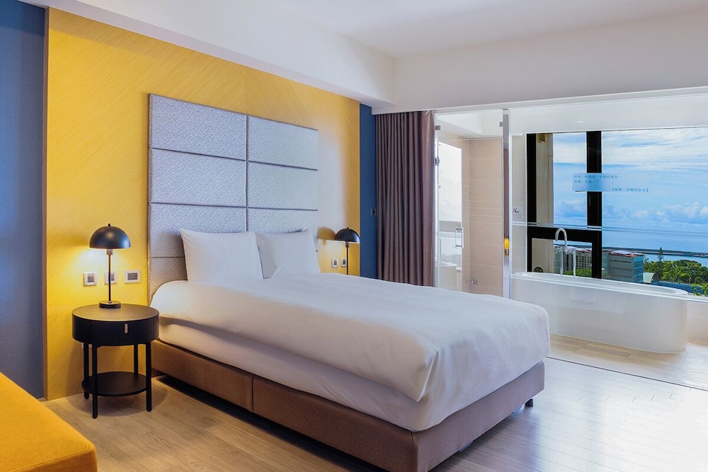 PREMIER, KING BED, OCEAN VIEW