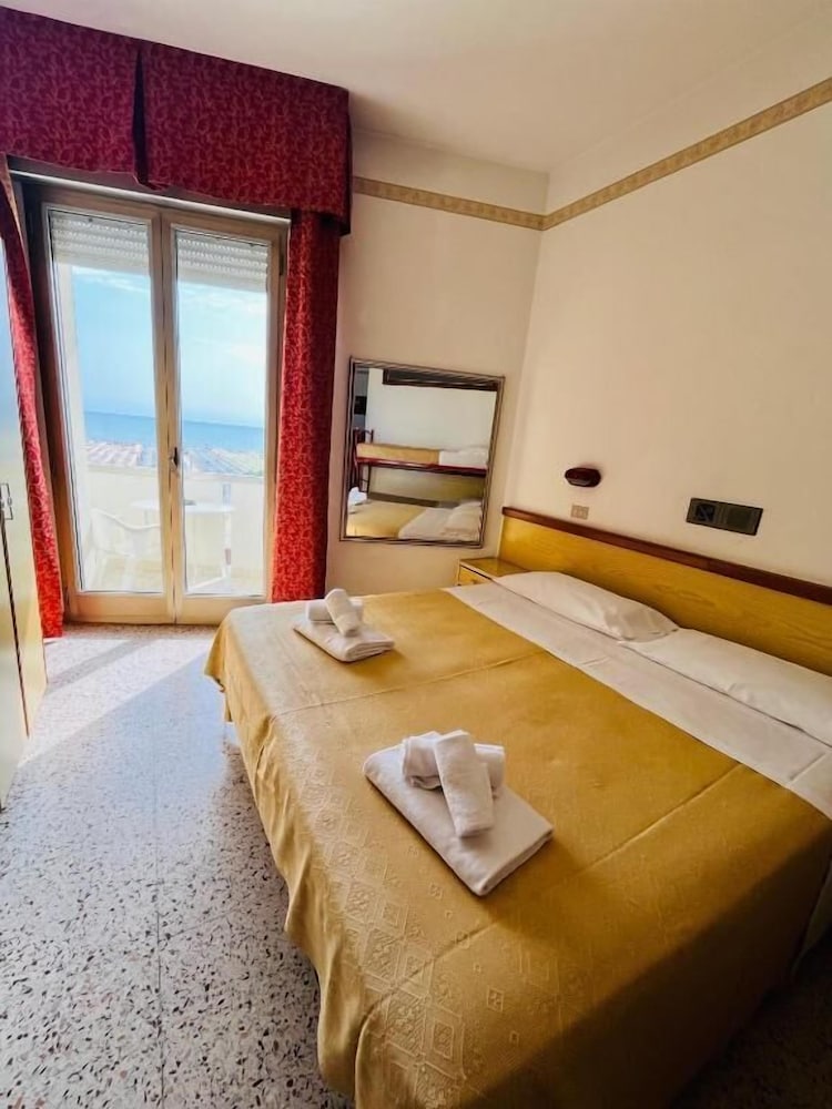 Hotel Columbia Frontemare 27/41