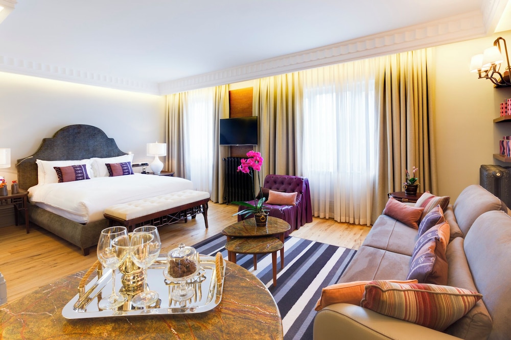 Deluxe, Suite, King Bed, City View, Balcony