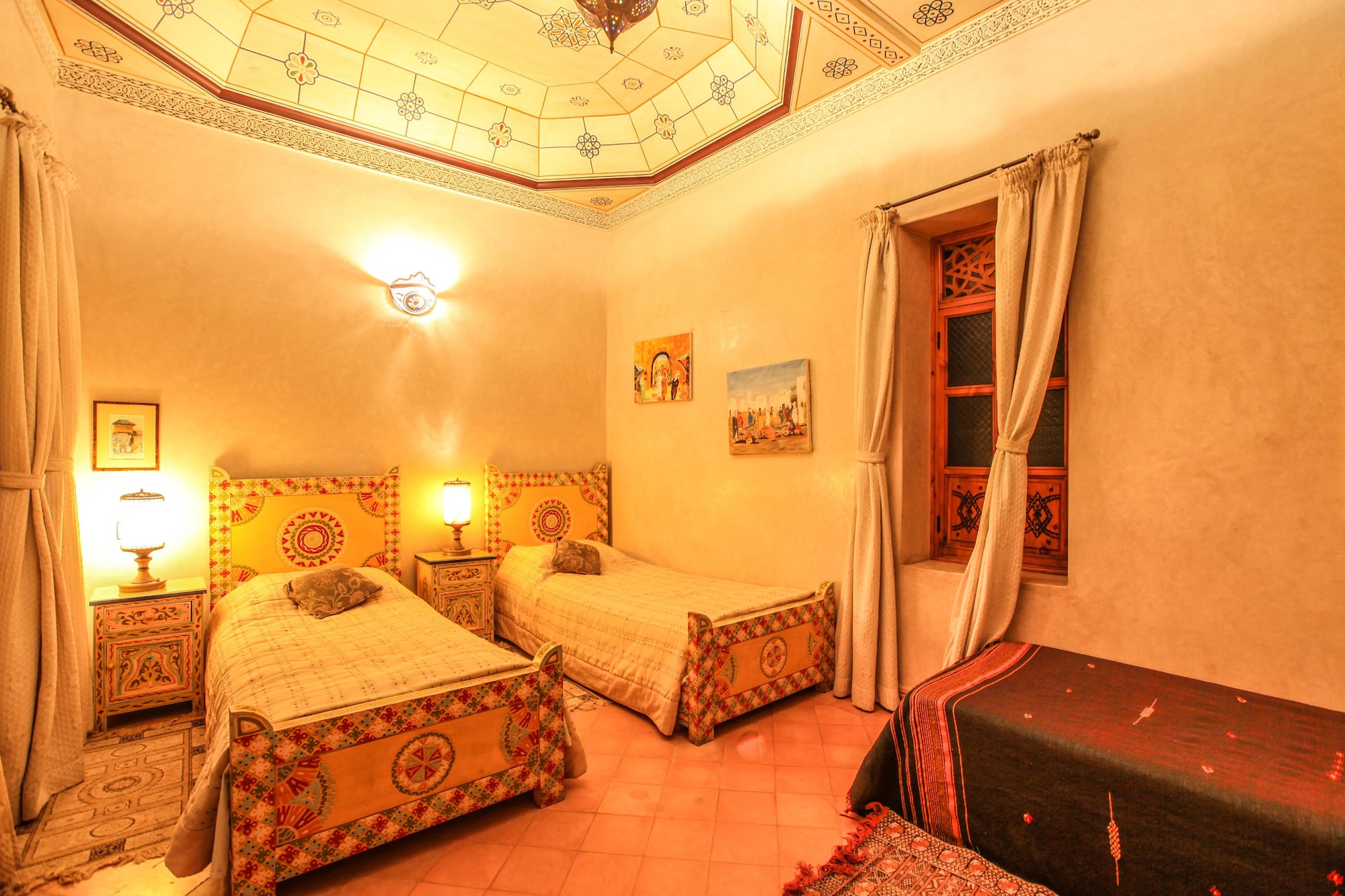 ROOM, TWIN BEDS