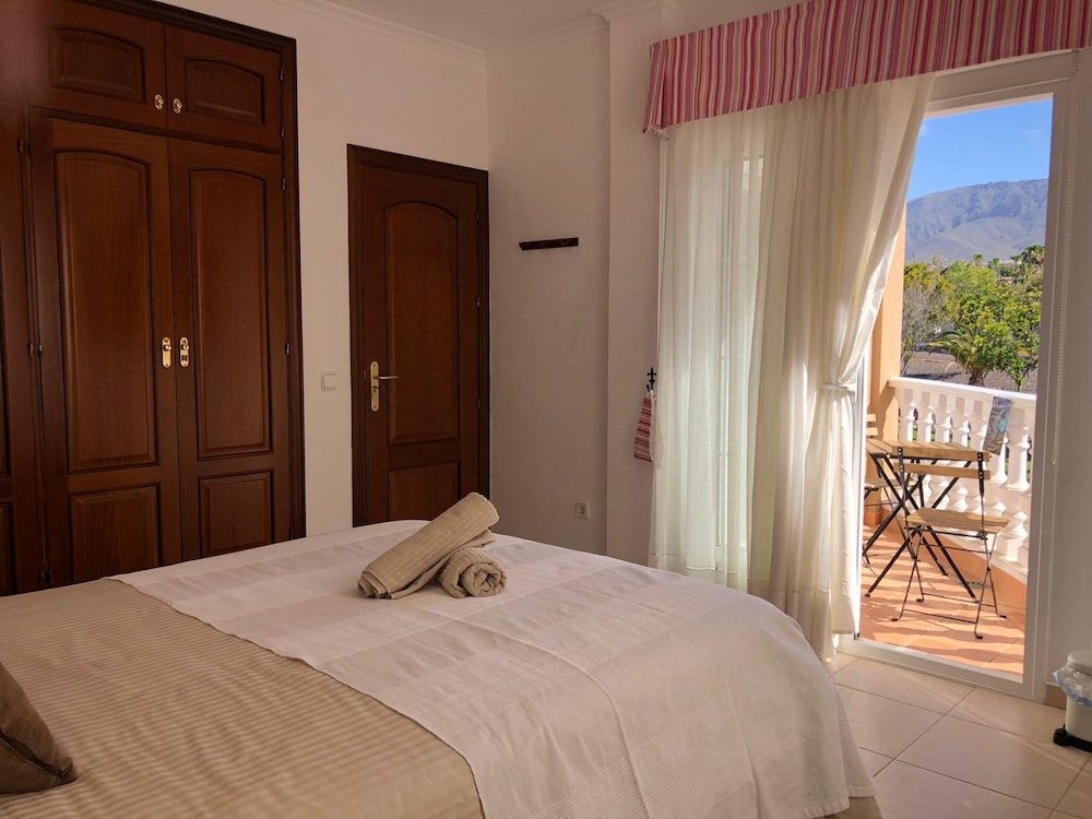 STANDARD, DOUBLE BED, SHARED BATHROOM