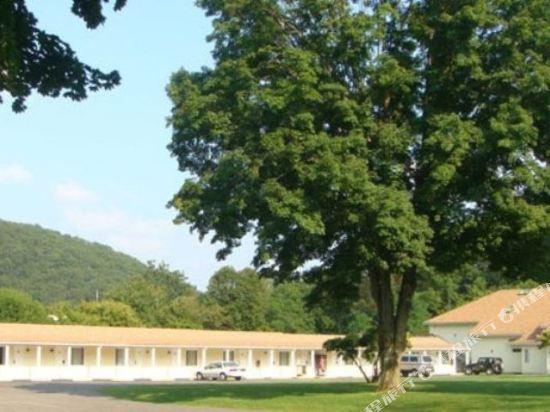 Rocky River Inn 20/26
