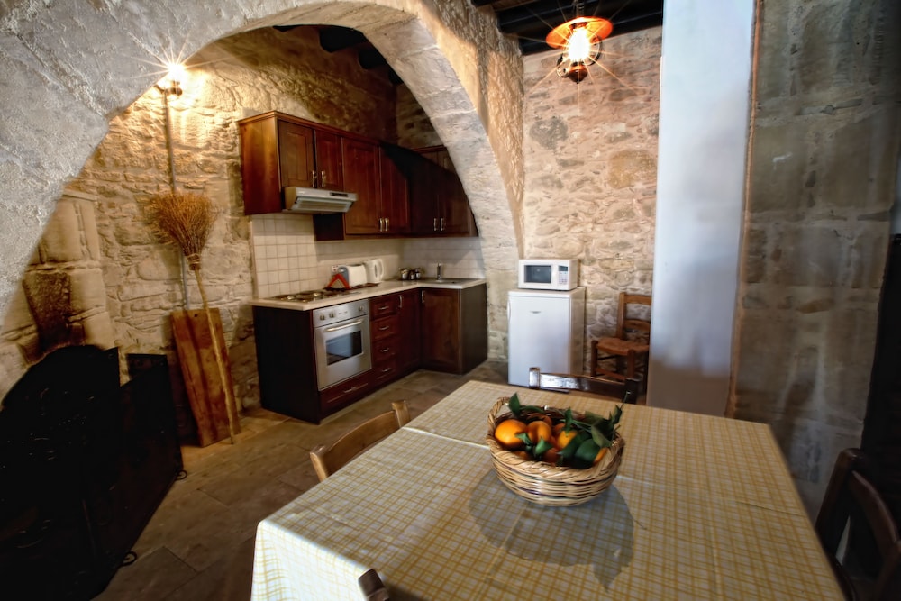 LEONIDAS VILLAGE HOUSES 6/45