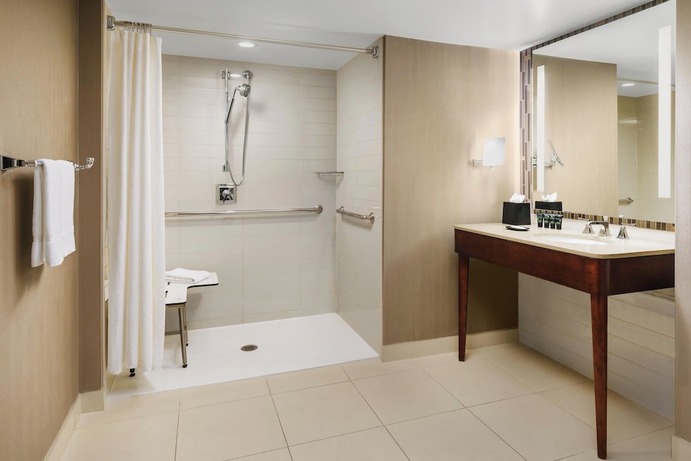 غرفة قياسية بسريرين مزدوجين لذوي الإعاقة، The Westin Portland Harborview 2/2