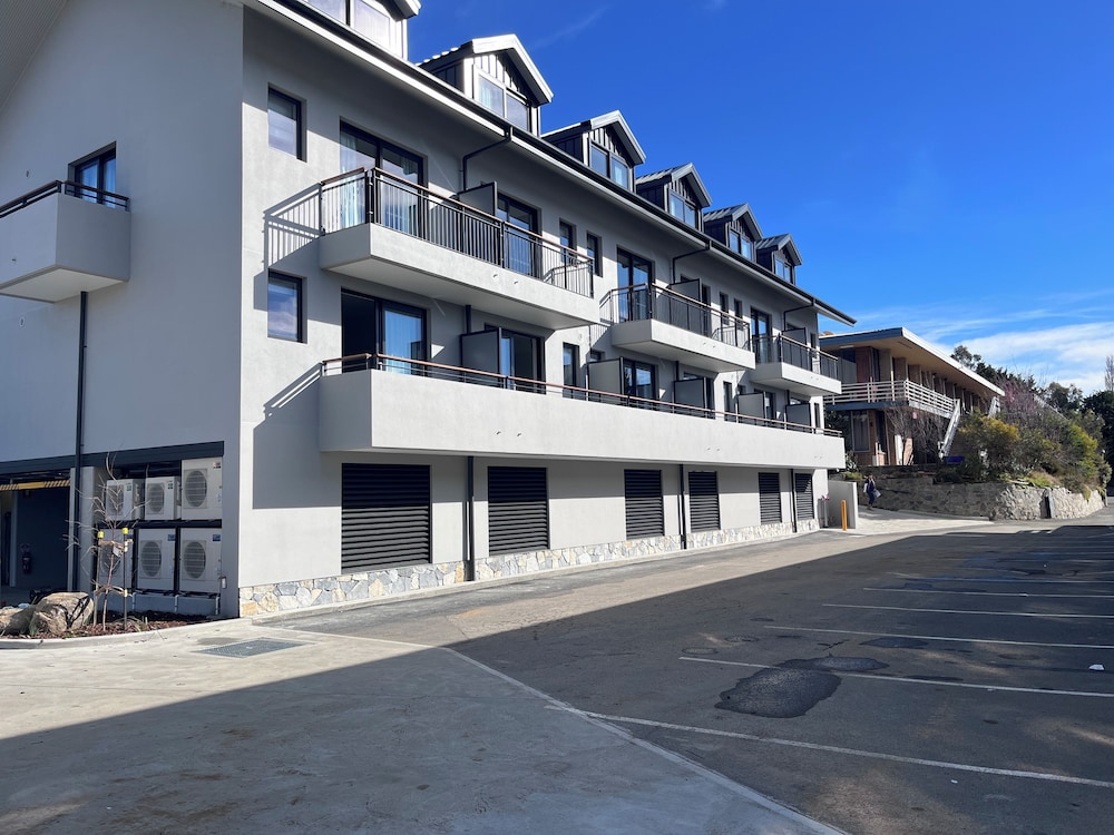 LAKE JINDABYNE HOTEL 65/75