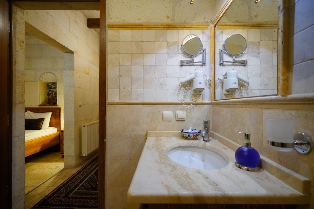Harman Cave Hotel 77/78