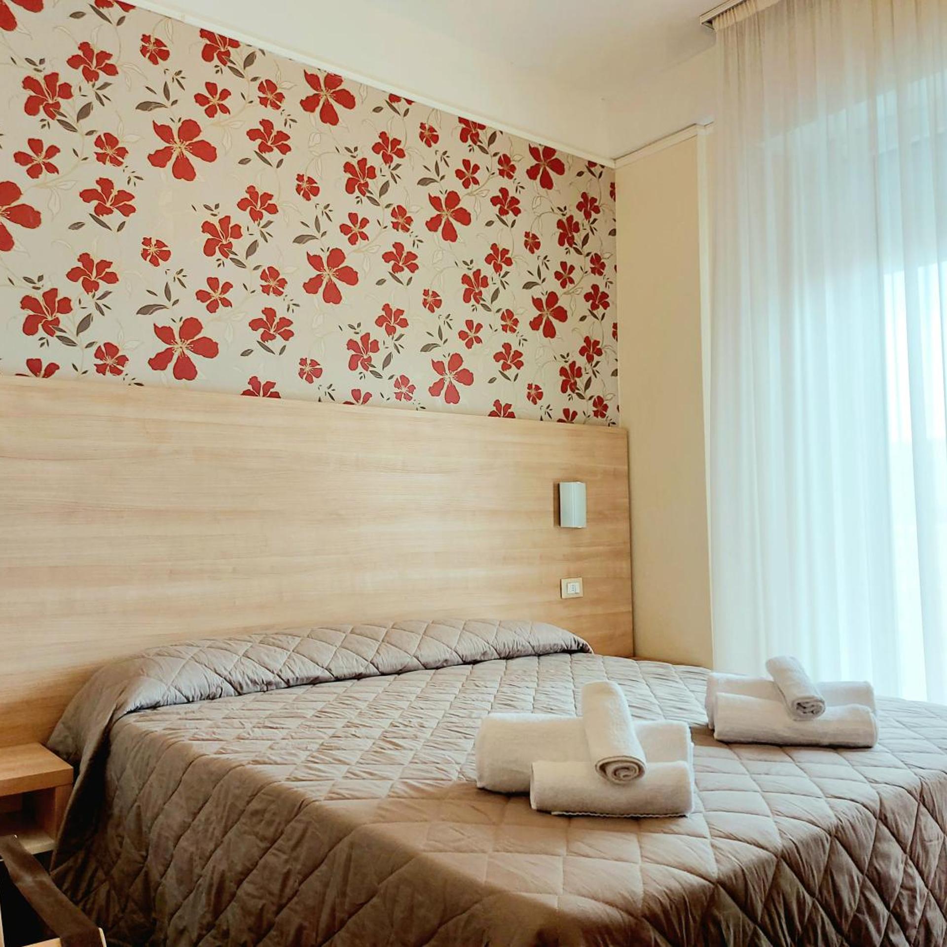 Monica Hotel 5/49