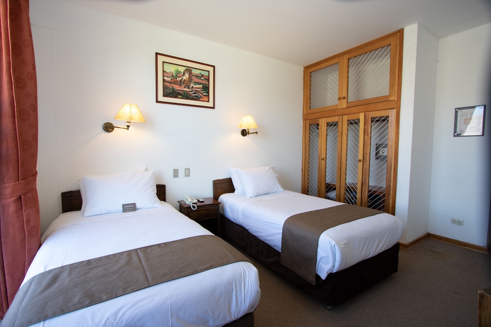 ROOM, TWIN BEDS