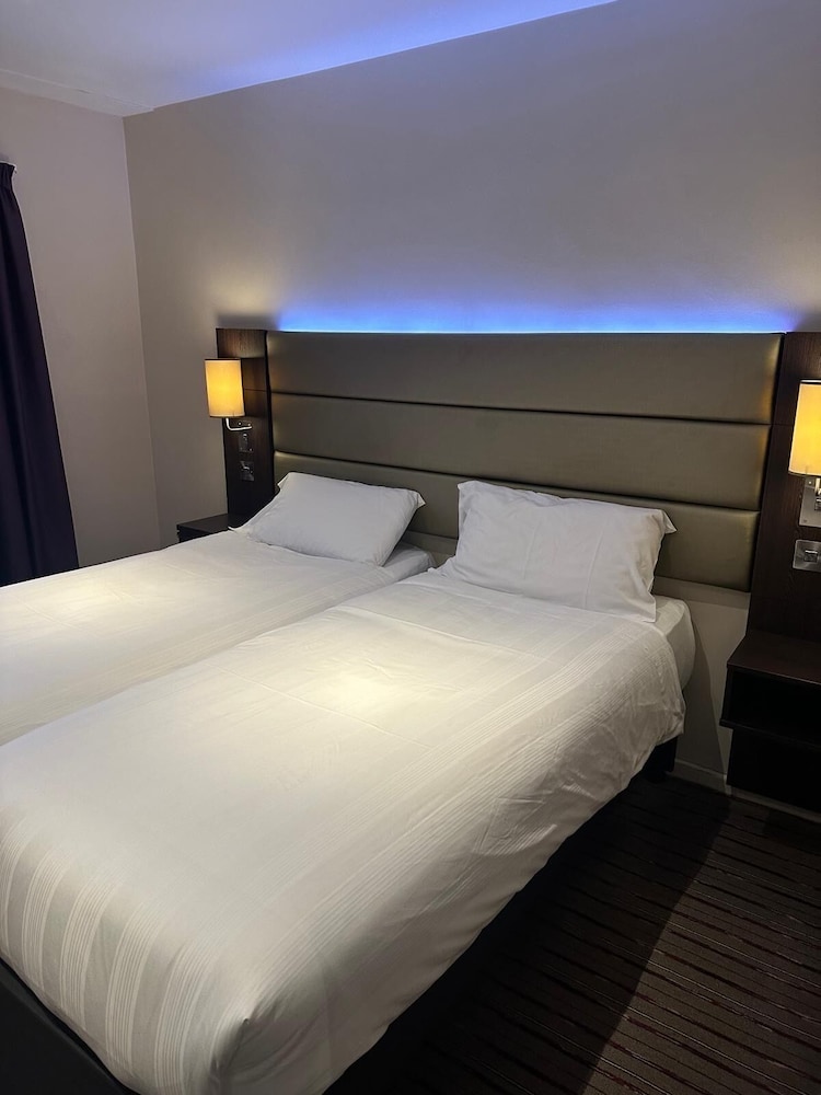 Premier Inn Wirral (Two Mills) 14/27