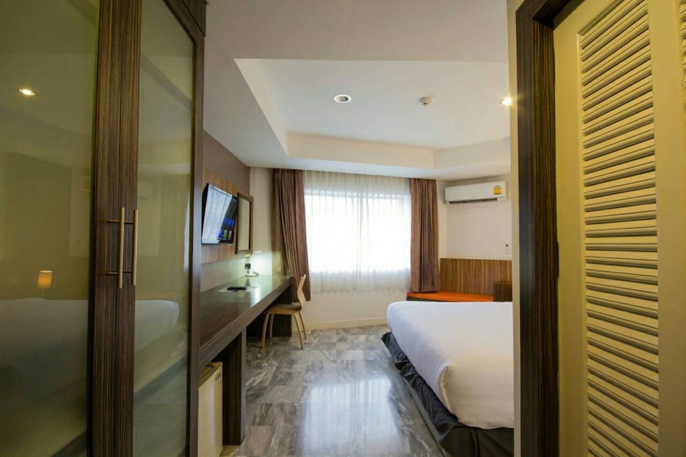 Dragon River Avenue Hotel 40/40