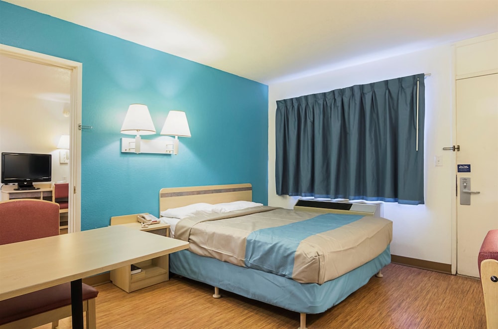 STANDARD, QUEEN BED, ACCESSIBLE