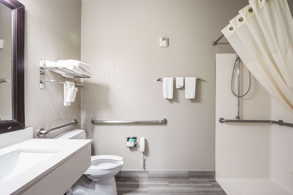 Quality Inn & Suites Lodi I-90 11/39