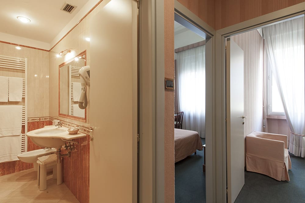 Esplanade Hotel 34/60