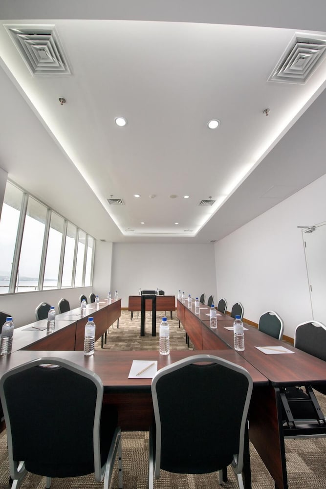 Whiz Prime Hotel Megamas Manado 36/42