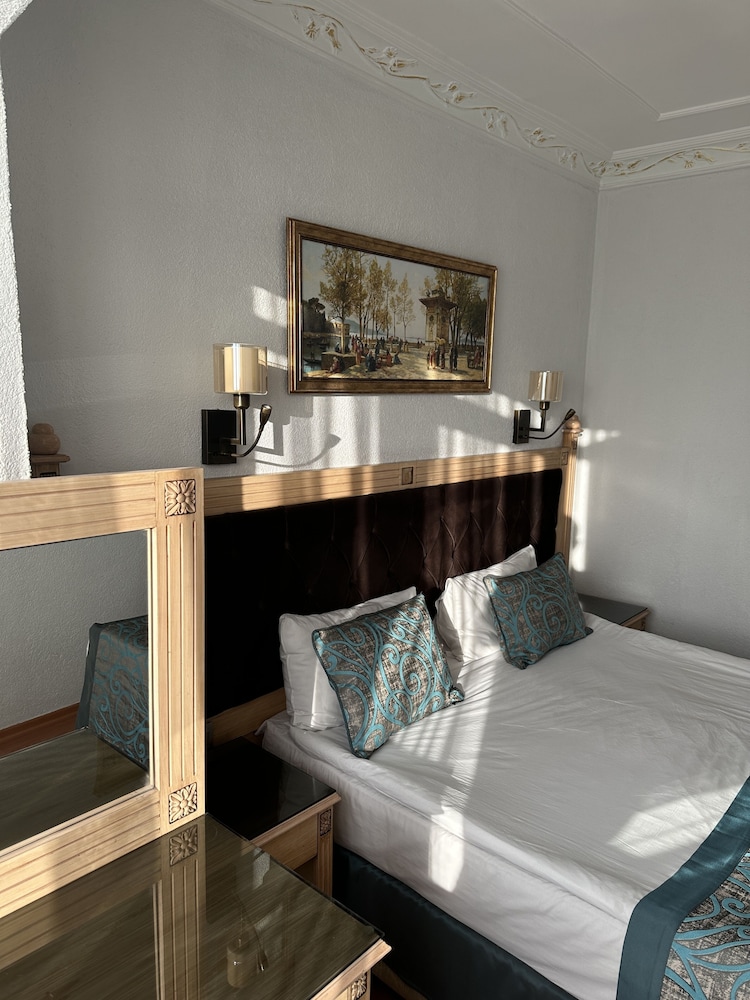 Blue Tuana Hotel 12/70
