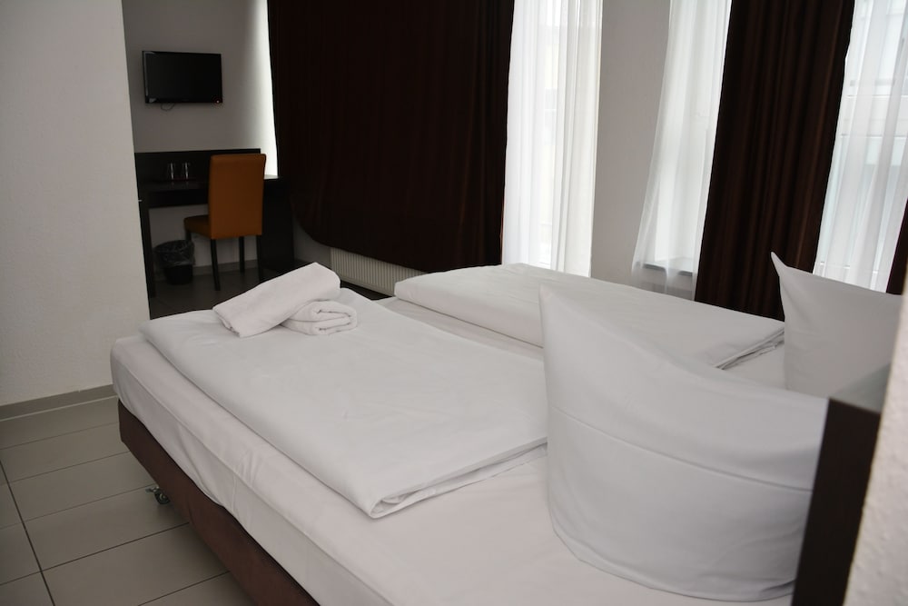 Mosel Hotel 8/18
