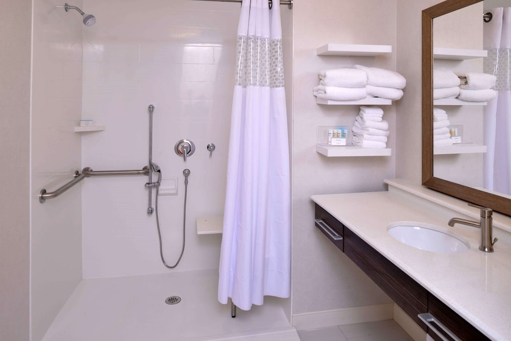 Hampton Inn & Suites Albany/East Greenbush 12/46
