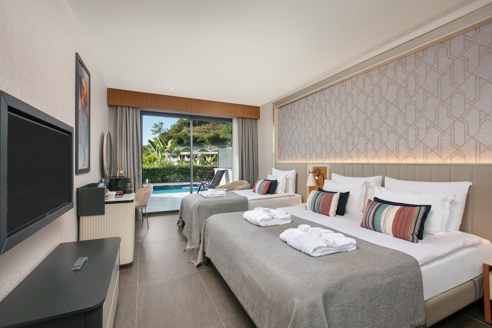SUPERIOR SWIM UP ROOM GARDEN VIEW