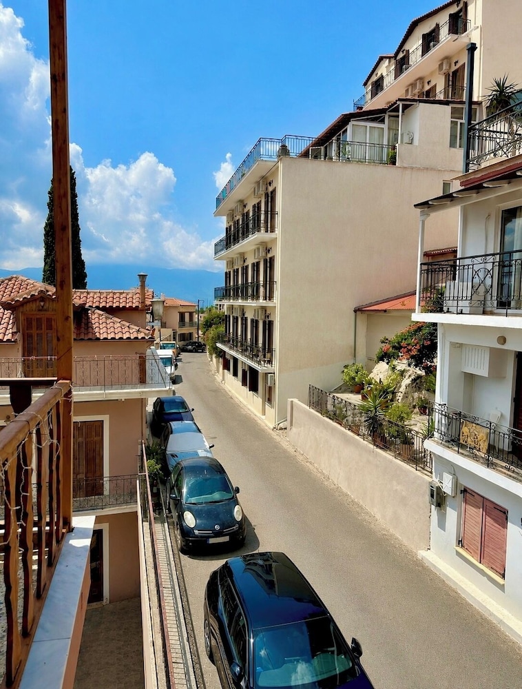 Acropole Delphi Hotel 67/73