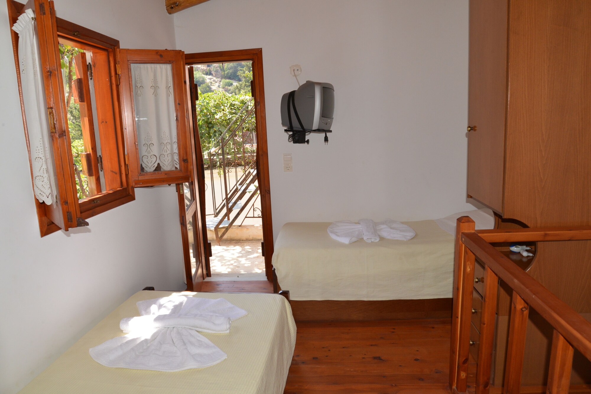 1 BEDROOM, APARTMENT, MOUNTAIN VIEW, BALCONY