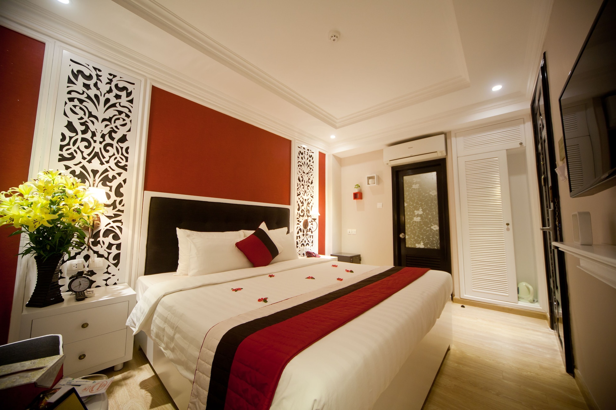DELUXE, QUEEN BED